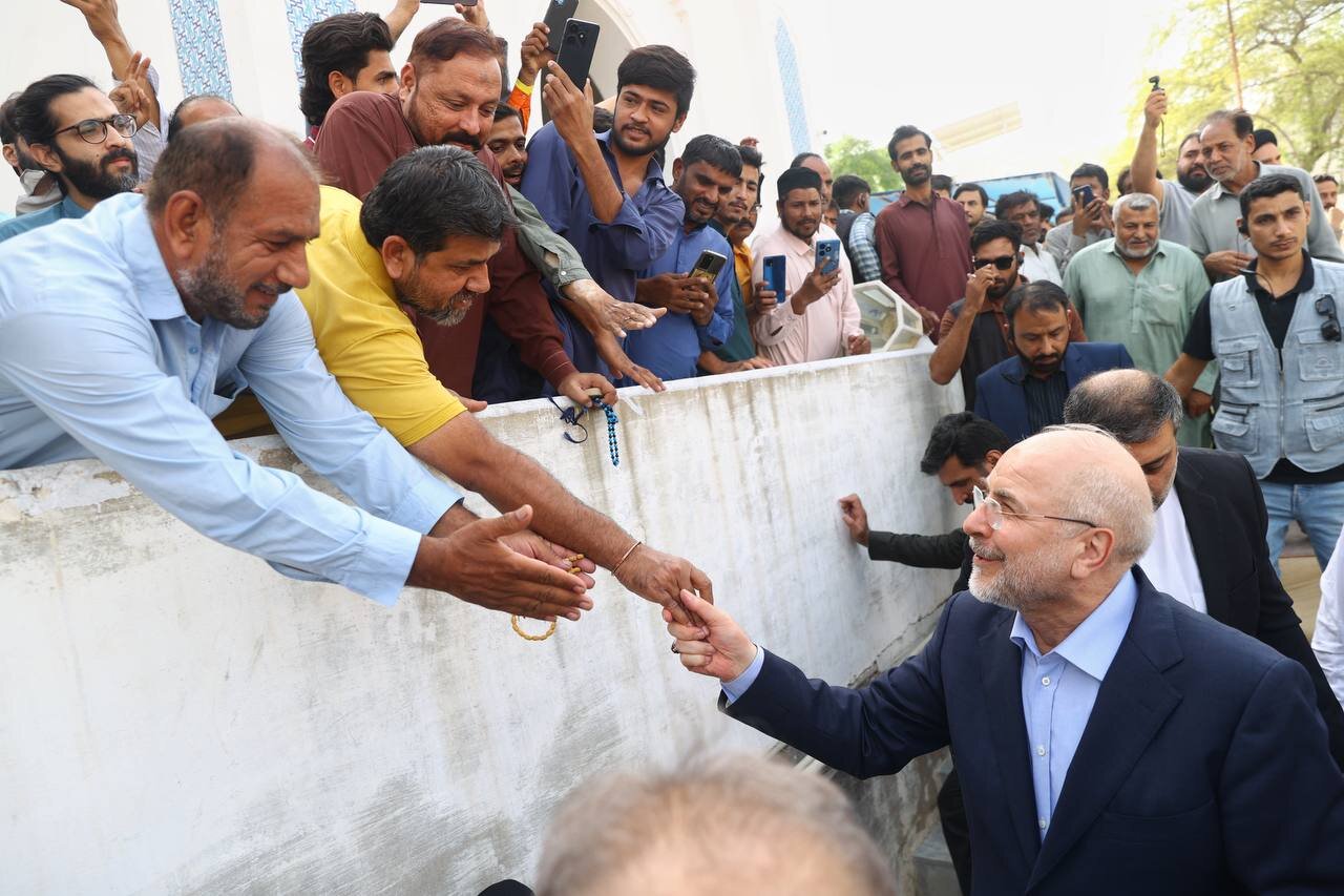 استقبال پرشور نمازگزاران کراچی پاکستان از قالیباف +عکس