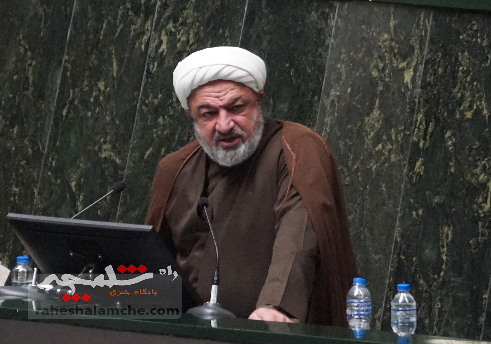 واکنش رسایی به شایعه استعفای عارف