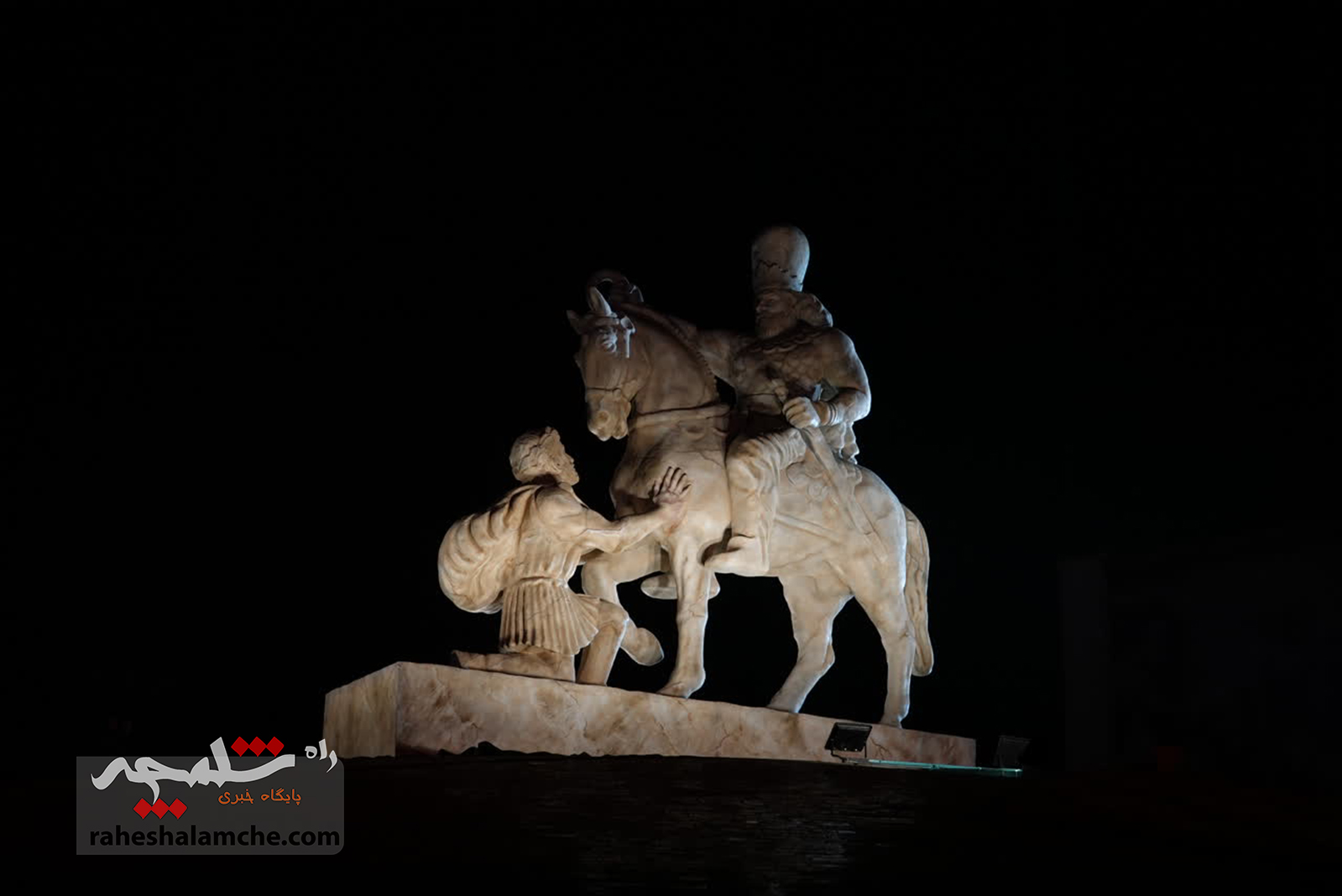 رونمایی مجسمه «زانوزنندگان برابر ایران»