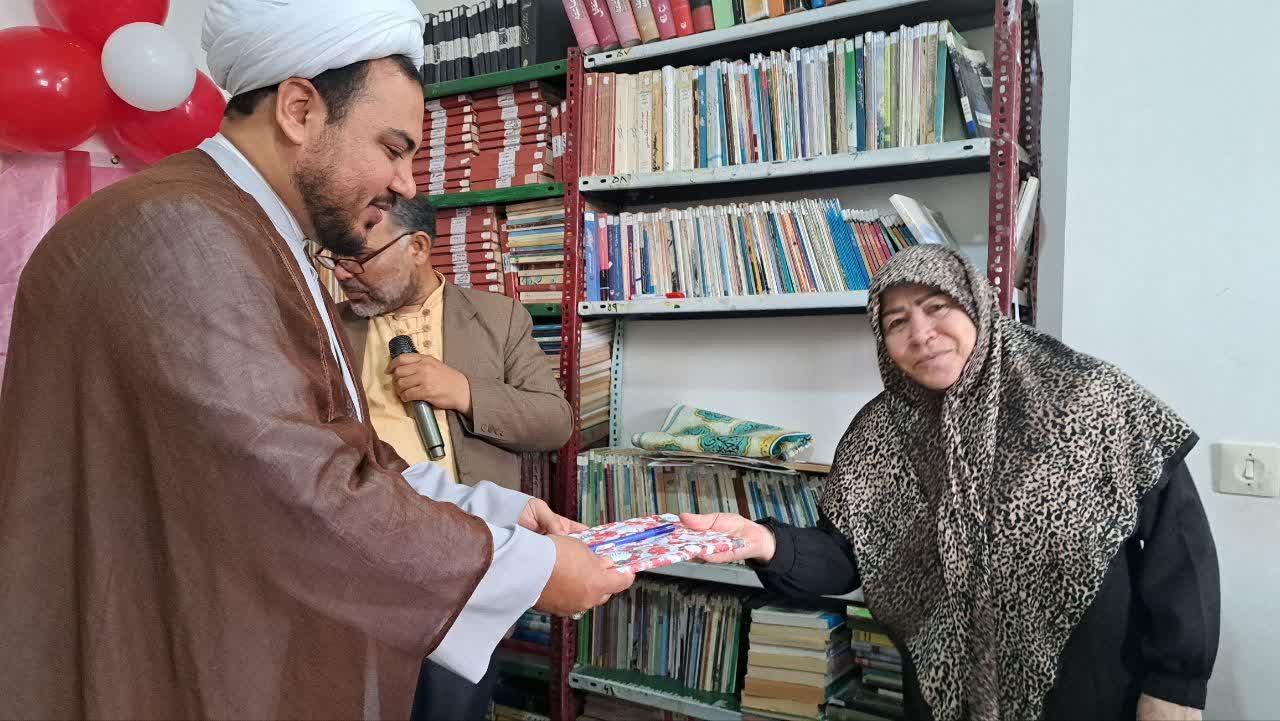 تقدیر از ۴۰ بانوی محله کرامت سیدآباد به مناسبت میلاد حضرت زهرا(س) و روز مادر