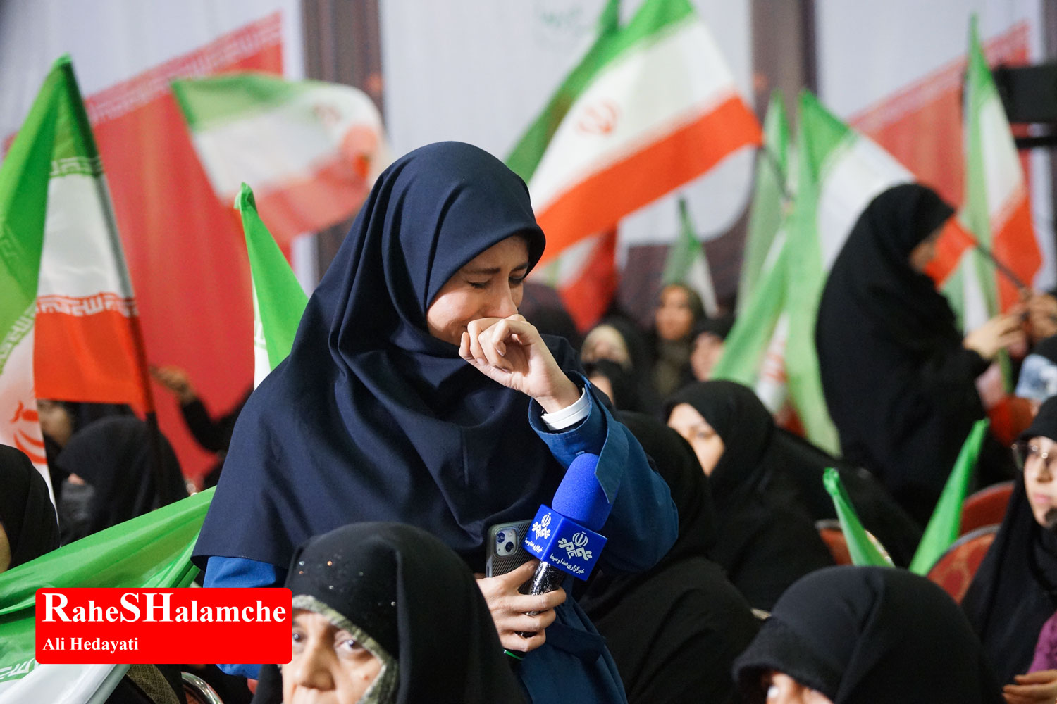 اشک‌های خبرنگار تلویزیون در مراسم اربعین شهدای فتنه دی‌ماه +تصاویر