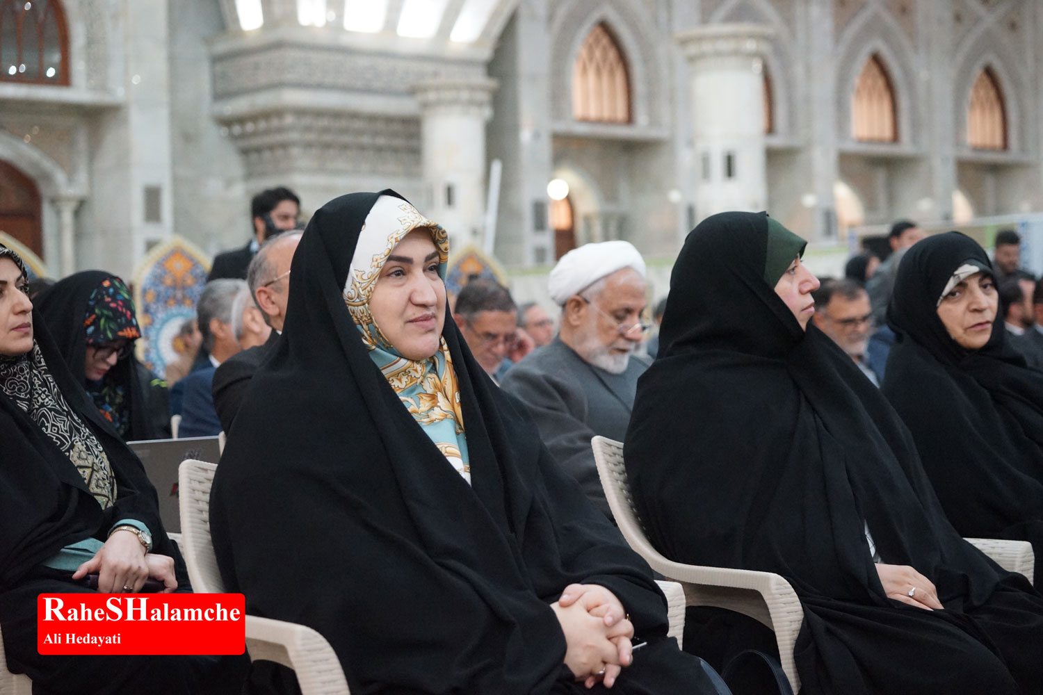 حاشیه مراسم تجدید میثاق نمایندگان مجلس با رهبر کبیر انقلاب در حرم امام خمینی +تصاویر1