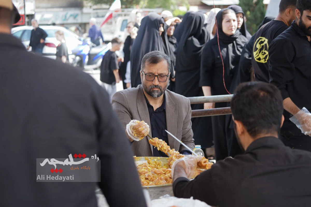 جوجه‌کباب نذری امام رضایی در میدان امام حسین(ع) +تصاویر