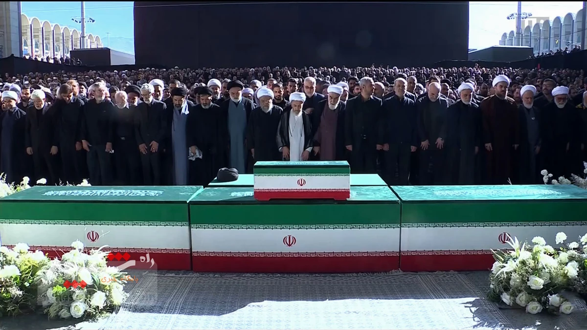 اقامه نماز بر پیکر رهبر شهید انقلاب با حضور فرزندان‌شان +تصاویر
