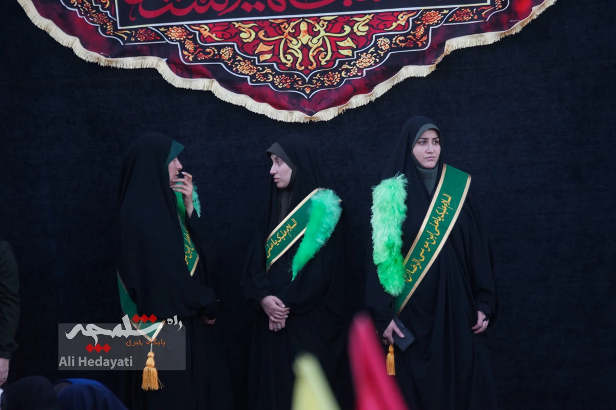 بزرگترین پرچم عزای حسینی در ایران به اهتزاز درآمد +تصاویر