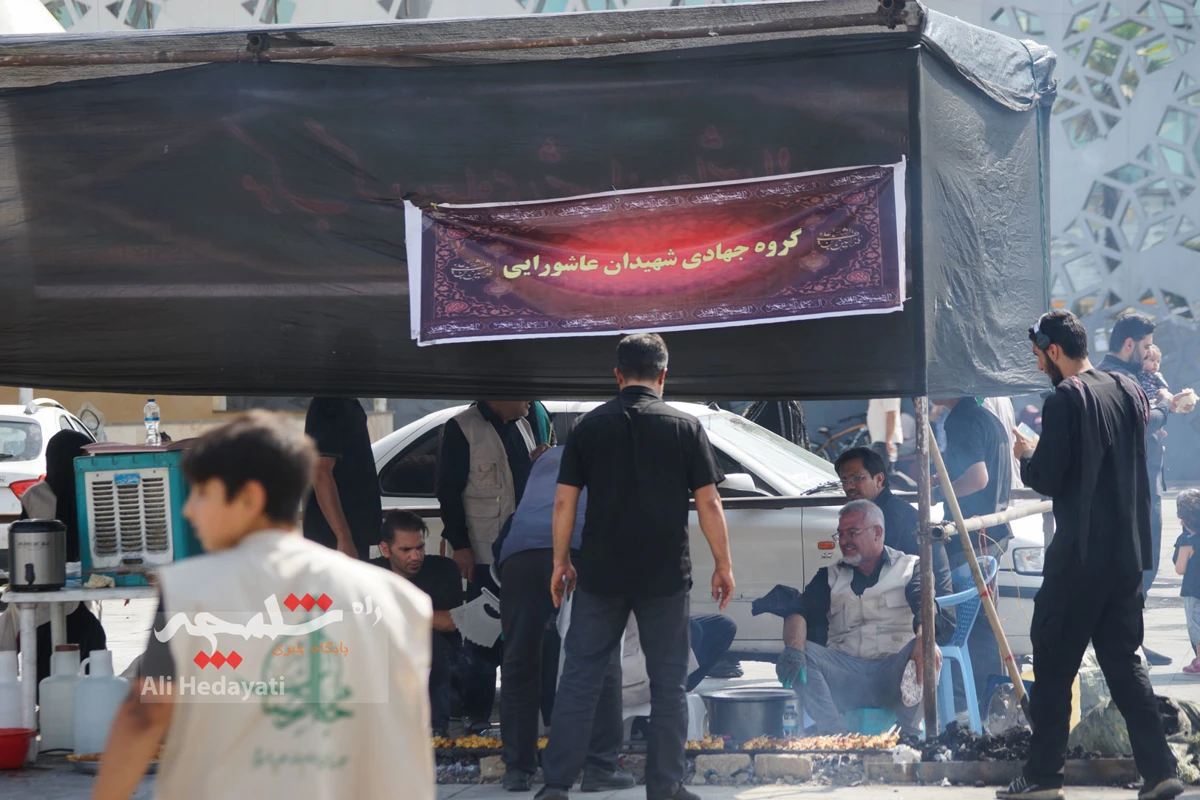 جوجه‌کباب نذری امام رضایی در میدان امام حسین(ع) +تصاویر