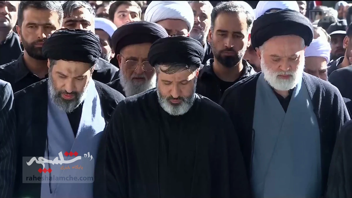 اقامه نماز بر پیکر رهبر شهید انقلاب با حضور فرزندان‌شان +تصاویر