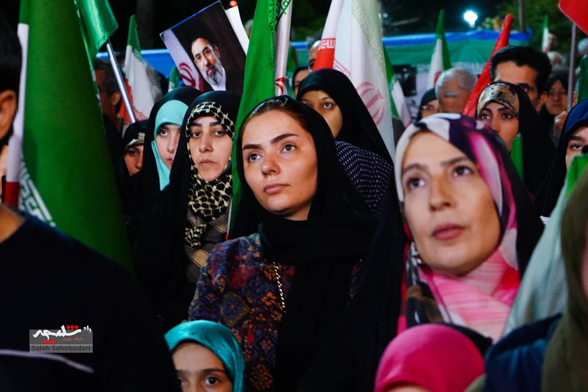 اجتماع شبانه مردمی همراه با جشن ازدواج +تصاویر