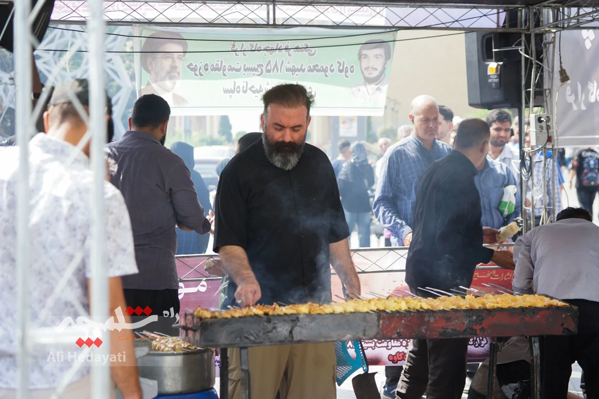جوجه‌کباب نذری امام رضایی در میدان امام حسین(ع) +تصاویر