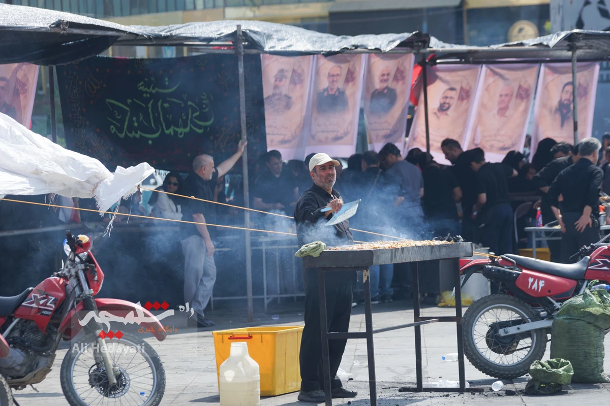 جوجه‌کباب نذری امام رضایی در میدان امام حسین(ع) +تصاویر
