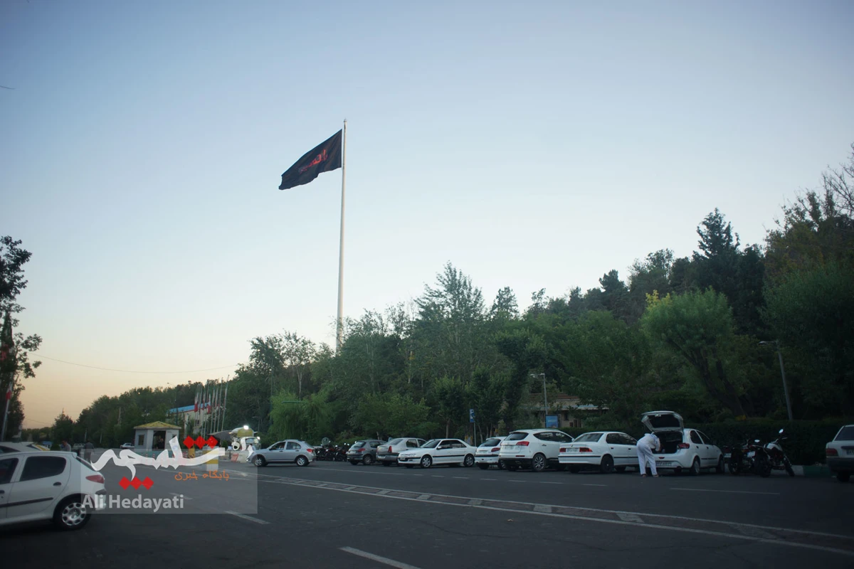 بزرگترین پرچم عزای حسینی در ایران به اهتزاز درآمد +تصاویر