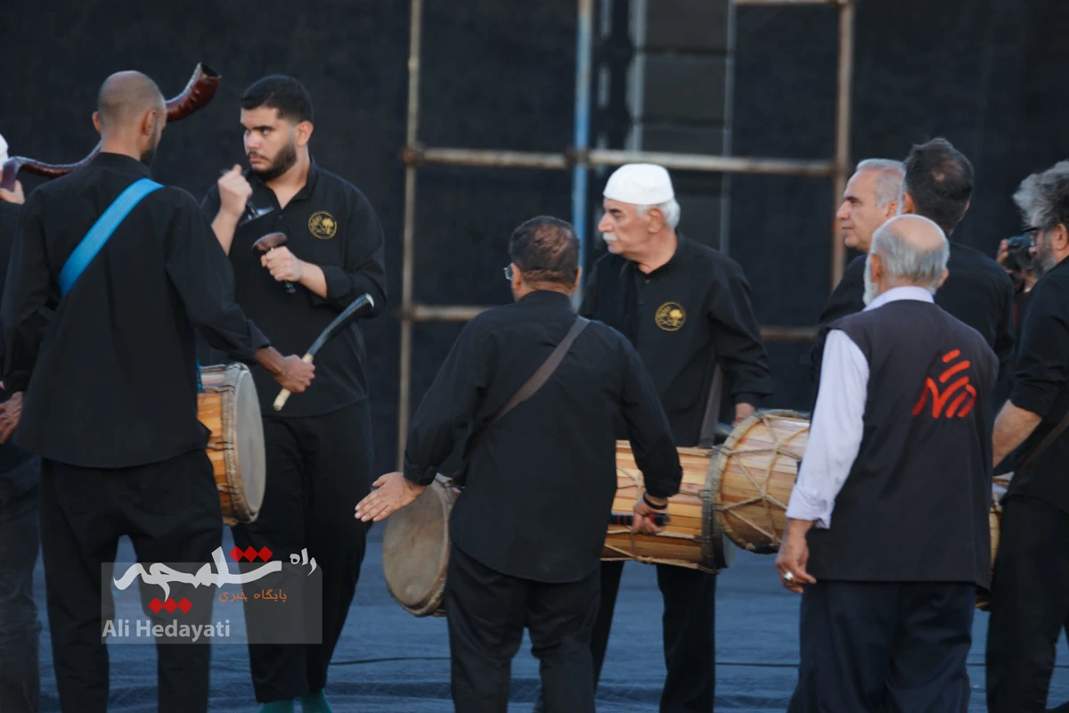 بزرگترین پرچم عزای حسینی در ایران به اهتزاز درآمد +تصاویر