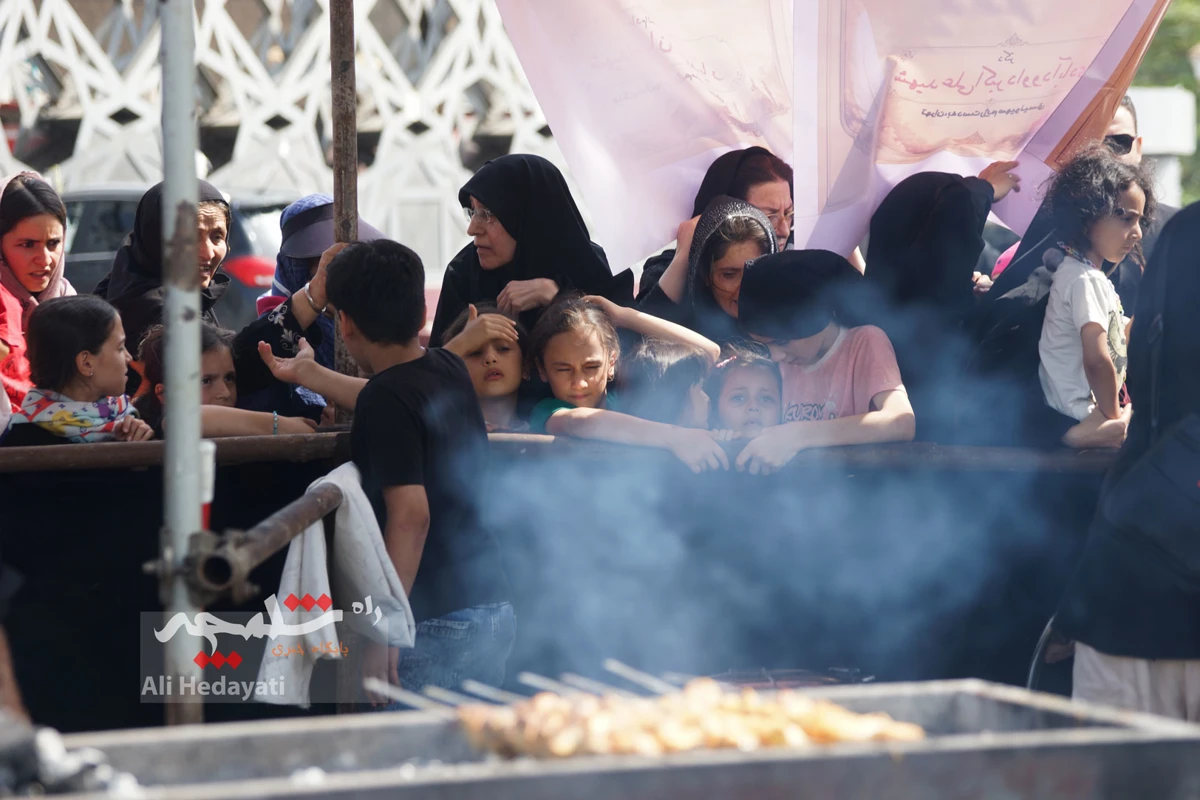 جوجه‌کباب نذری امام رضایی در میدان امام حسین(ع) +تصاویر