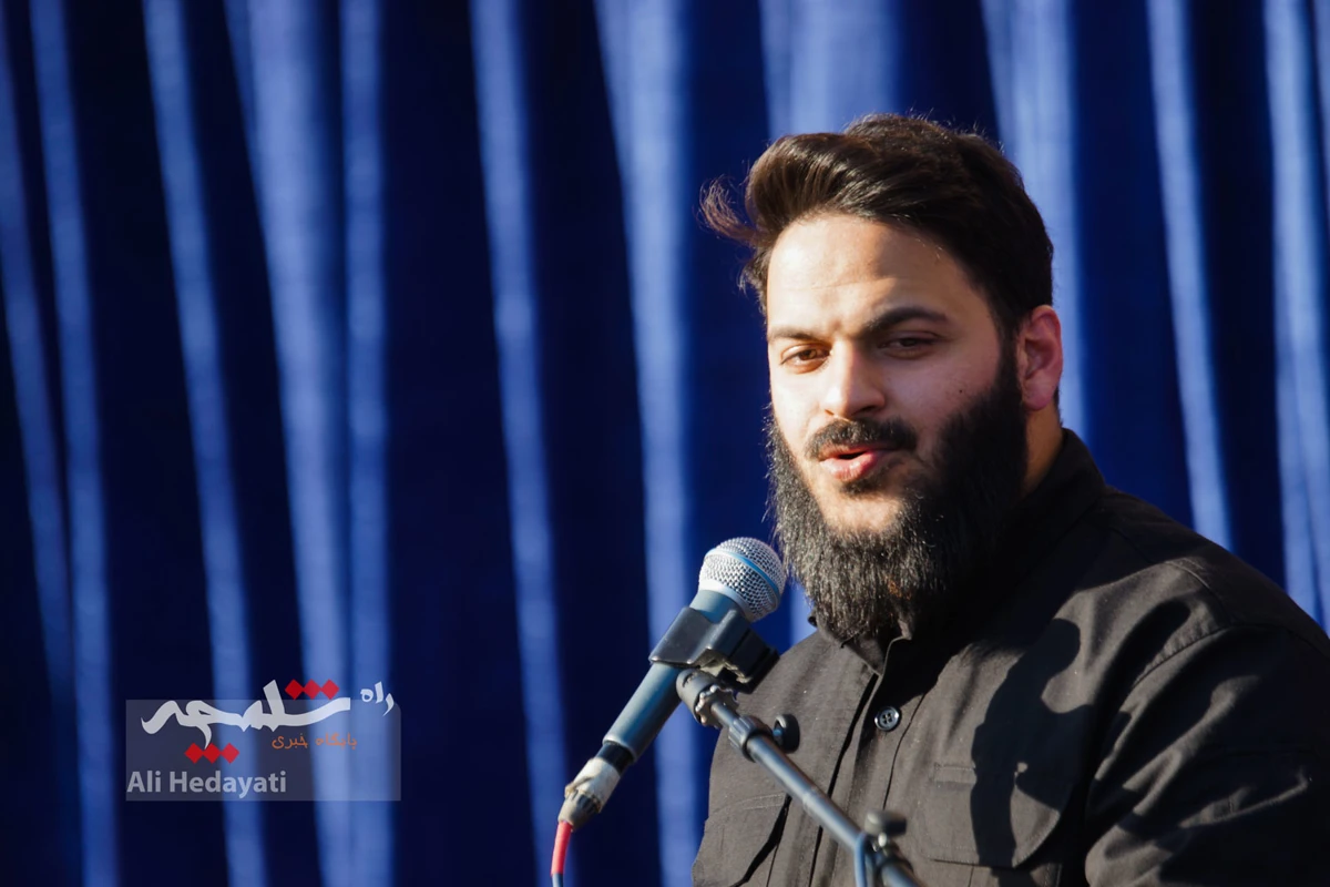 بزرگترین پرچم عزای حسینی در ایران به اهتزاز درآمد +تصاویر
