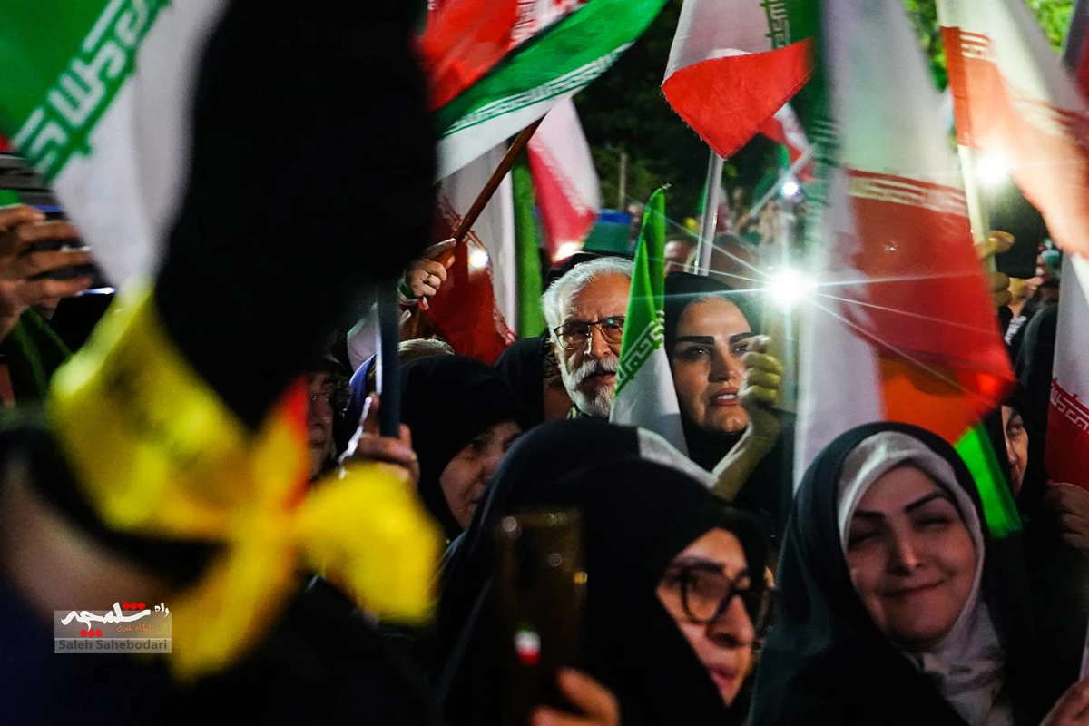 اجتماع شبانه مردمی همراه با جشن ازدواج +تصاویر