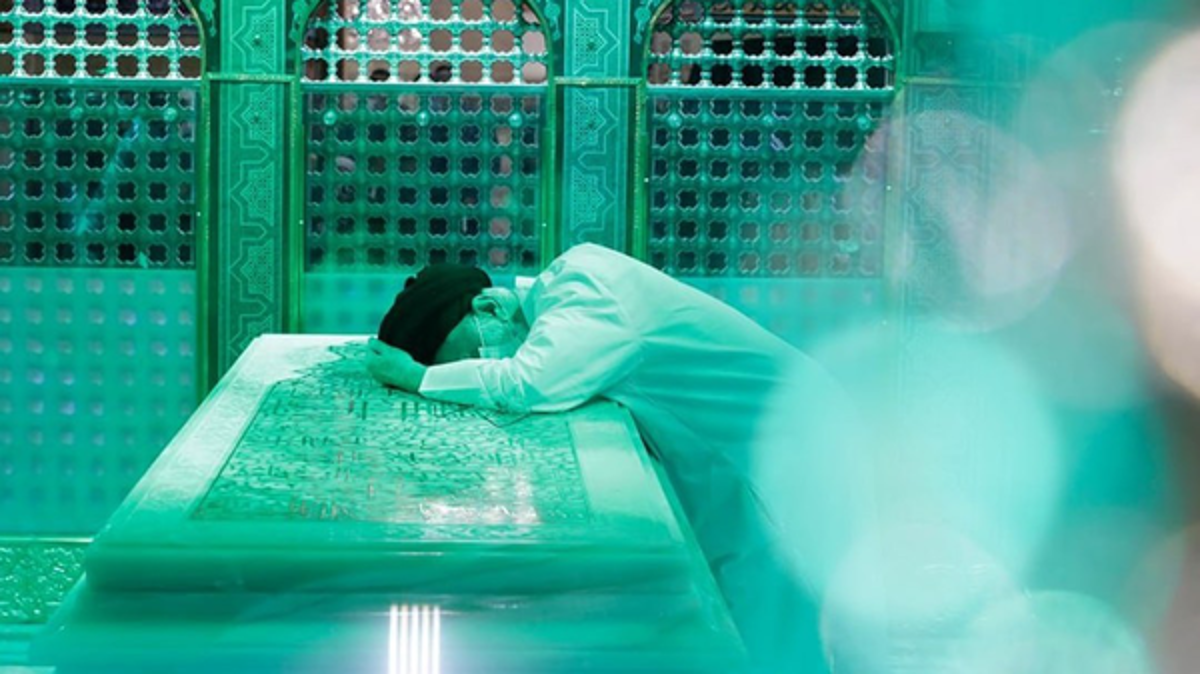 پیکر رهبر شهید انقلاب در مشهد مقدس آرام می‌گیرد