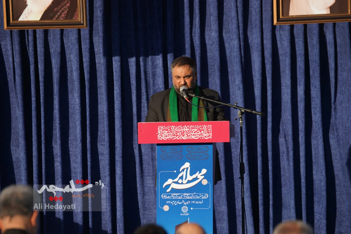 بزرگترین پرچم عزای حسینی در ایران به اهتزاز درآمد +تصاویر