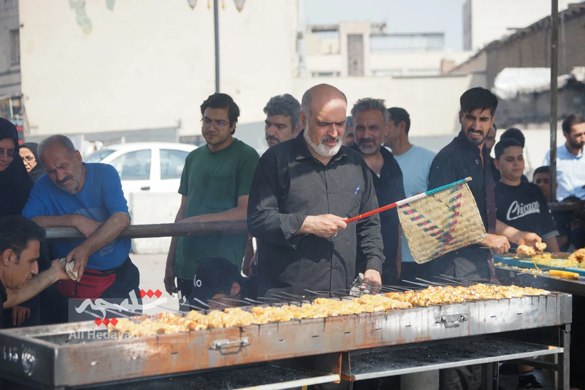 جوجه‌کباب نذری امام رضایی در میدان امام حسین(ع) +تصاویر