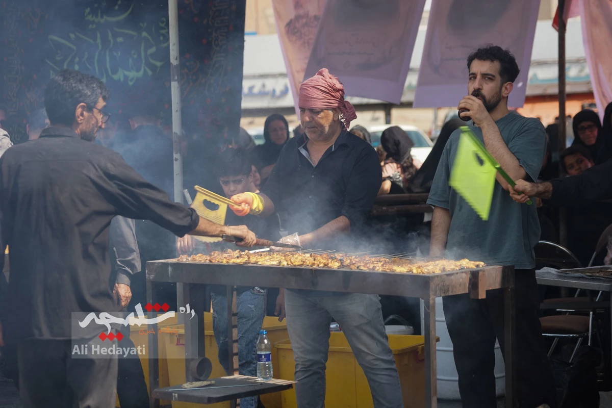 جوجه‌کباب نذری امام رضایی در میدان امام حسین(ع) +تصاویر