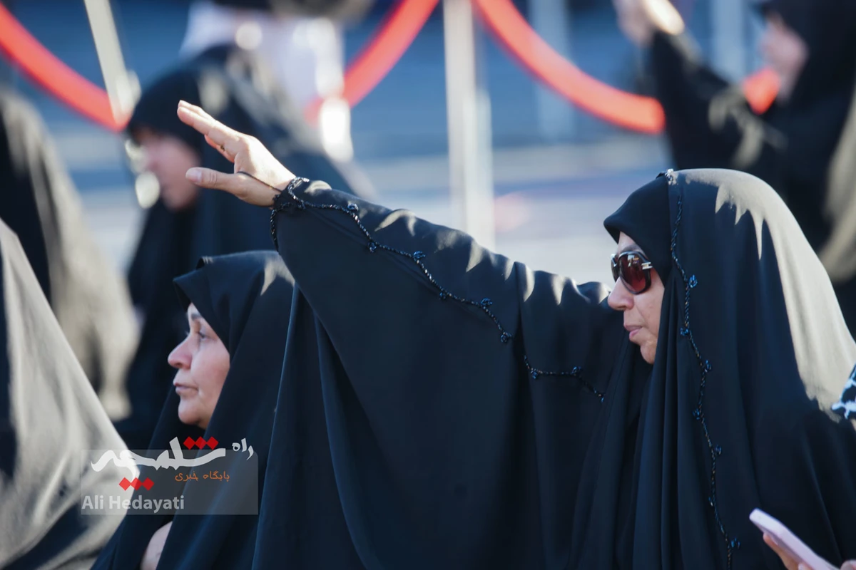 بزرگترین پرچم عزای حسینی در ایران به اهتزاز درآمد +تصاویر