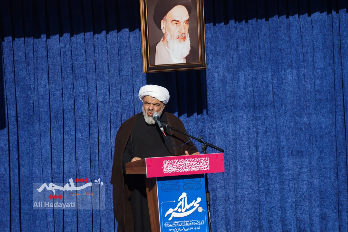 بزرگترین پرچم عزای حسینی در ایران به اهتزاز درآمد +تصاویر