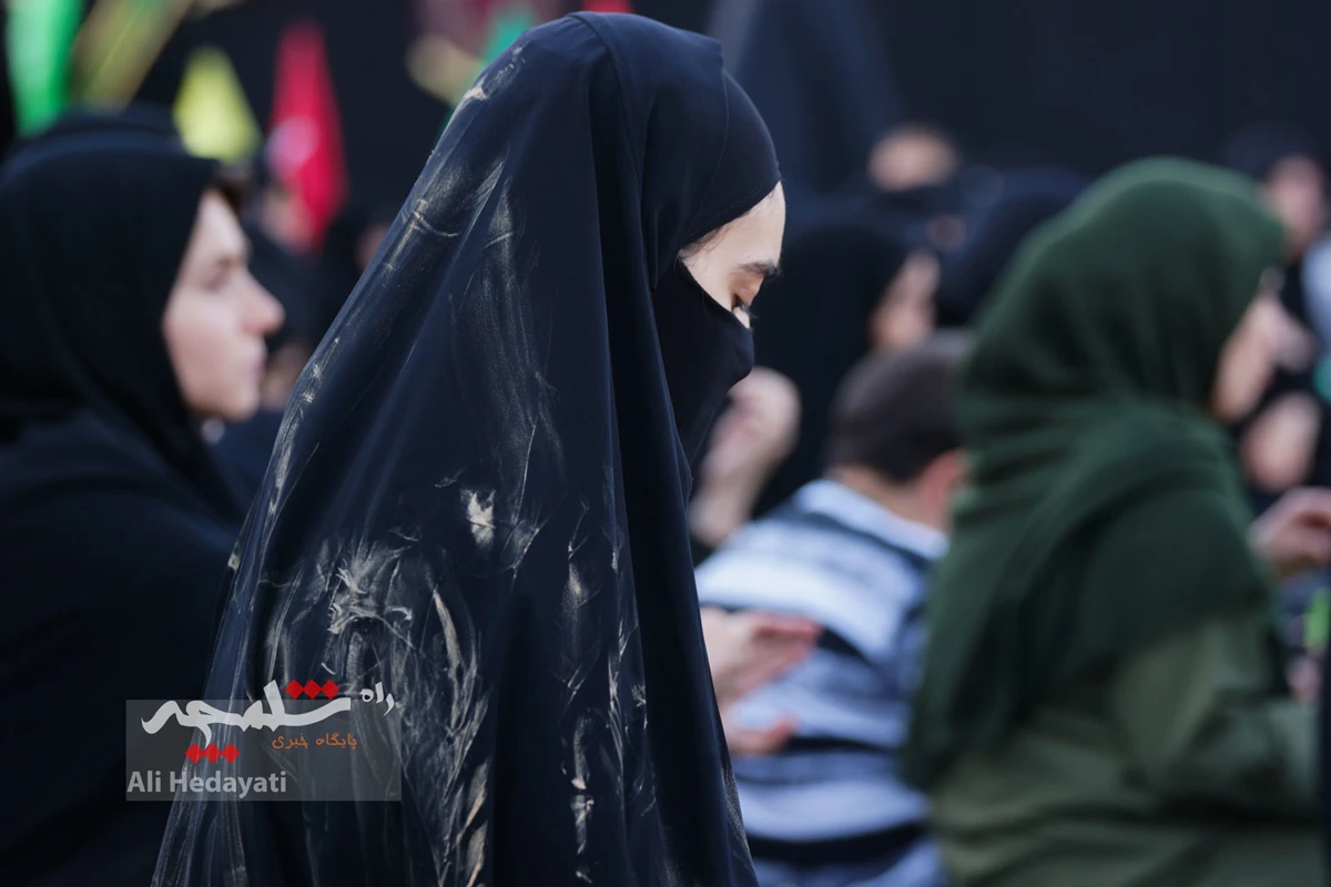 بزرگترین پرچم عزای حسینی در ایران به اهتزاز درآمد +تصاویر