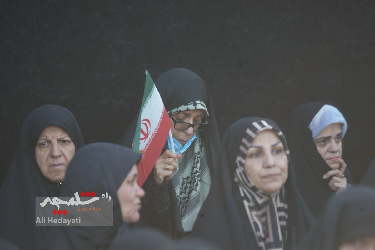 بزرگترین پرچم عزای حسینی در ایران به اهتزاز درآمد +تصاویر