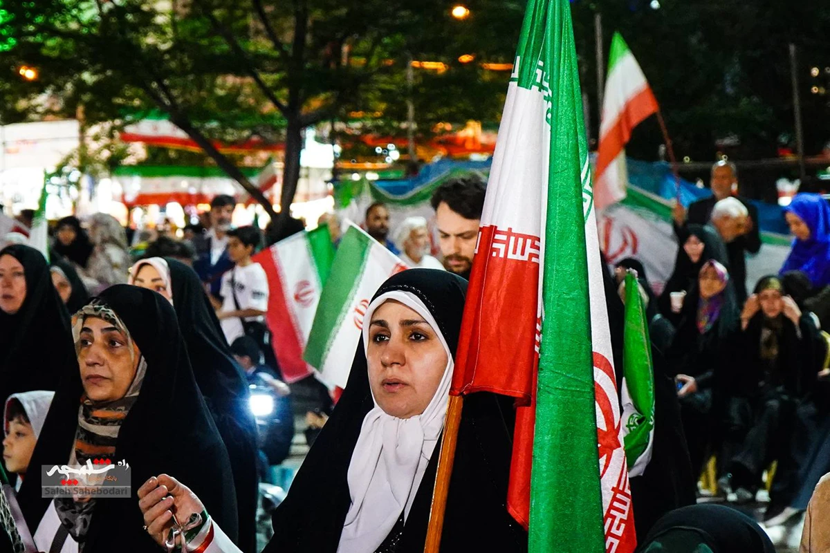 اجتماع شبانه مردمی همراه با جشن ازدواج +تصاویر