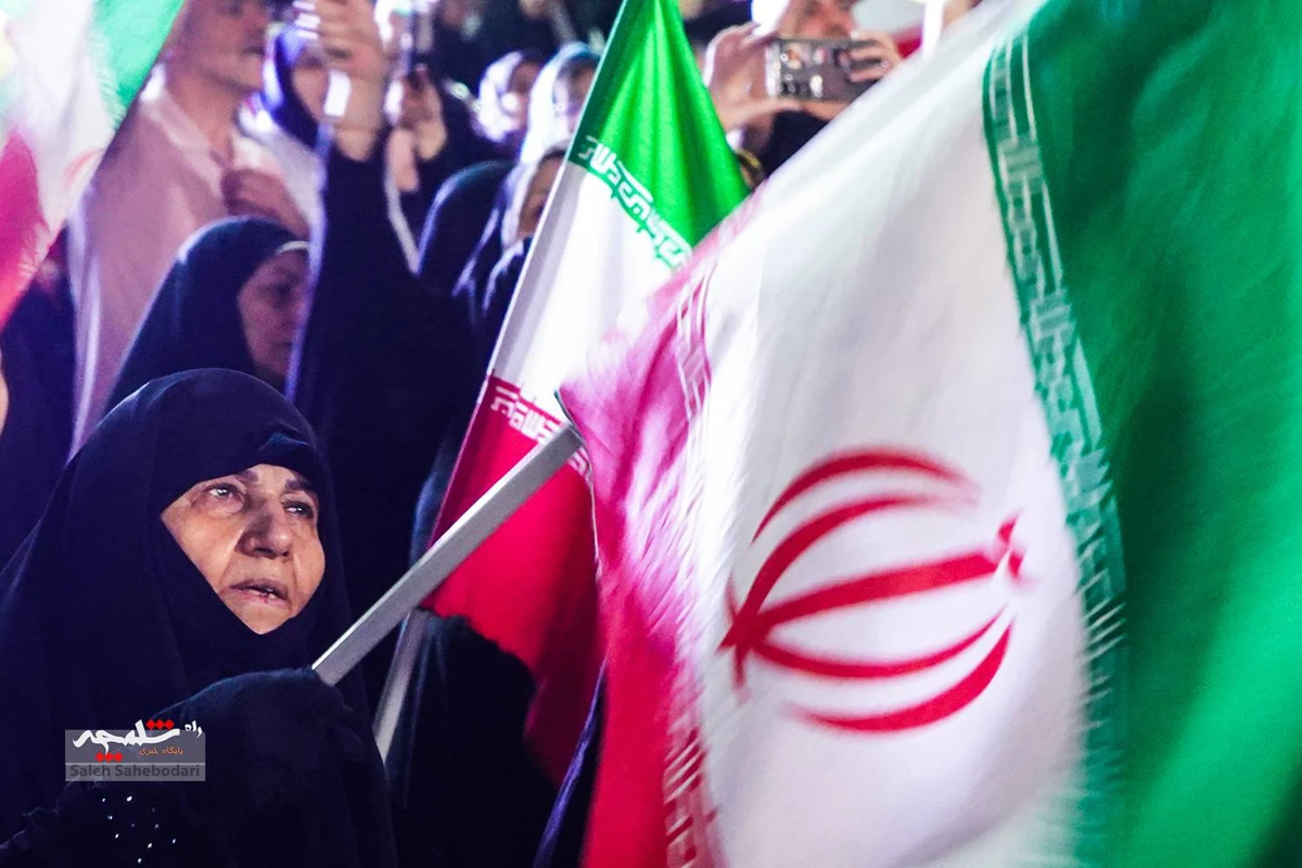 اجتماع شبانه مردمی همراه با جشن ازدواج +تصاویر