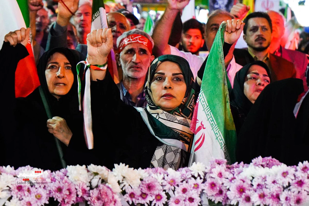 اجتماع شبانه مردمی همراه با جشن ازدواج +تصاویر