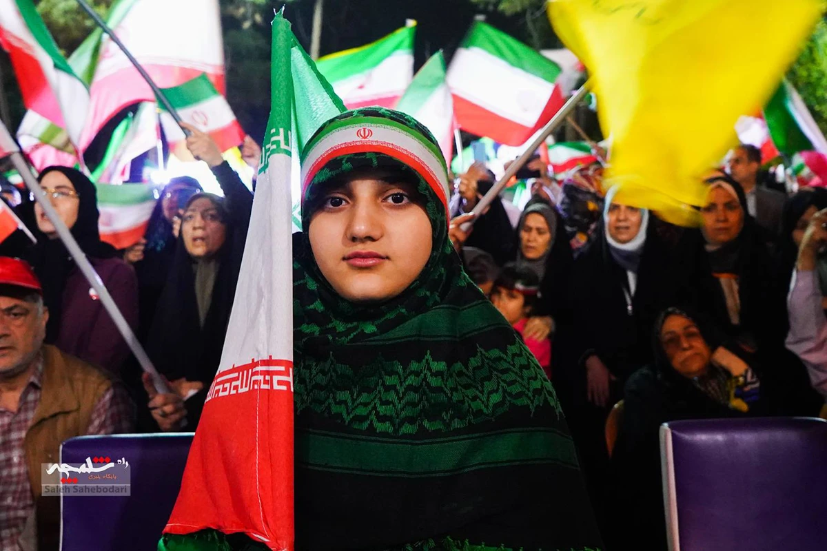 اجتماع شبانه مردمی همراه با جشن ازدواج +تصاویر