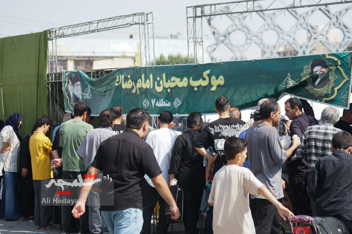 جوجه‌کباب نذری امام رضایی در میدان امام حسین(ع) +تصاویر