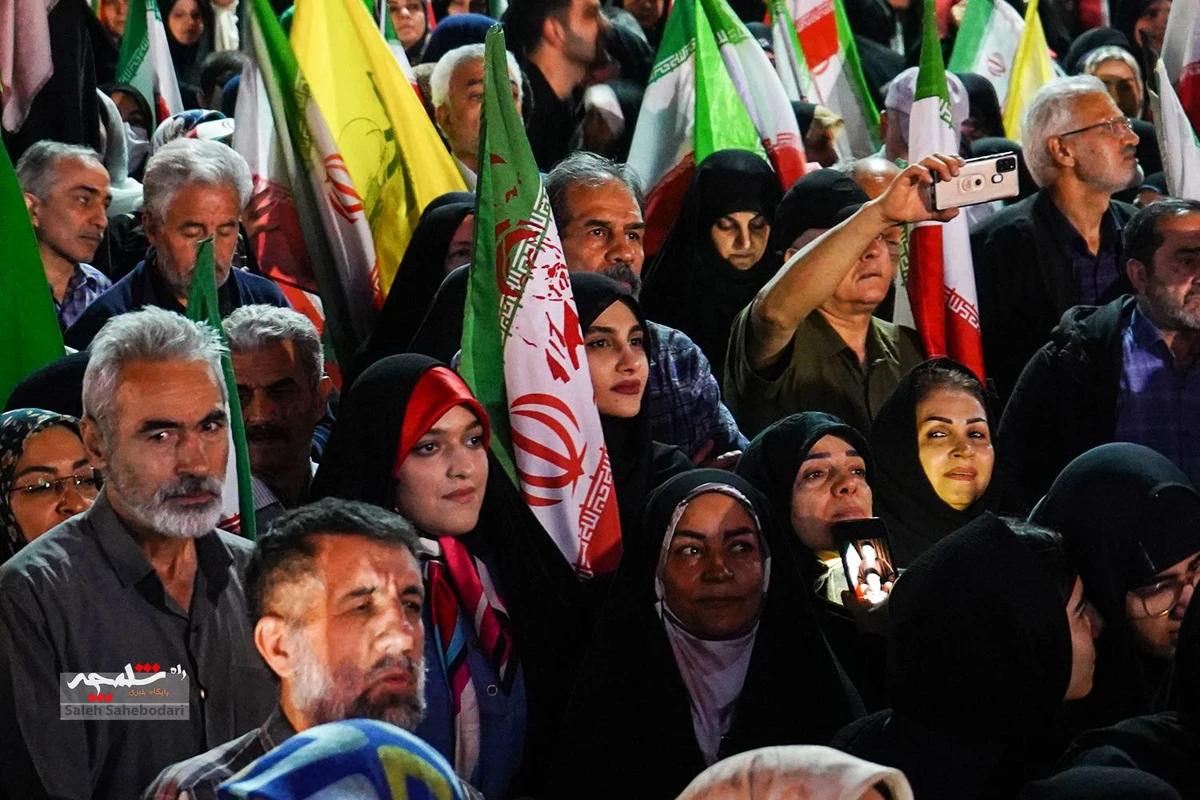 اجتماع شبانه مردمی همراه با جشن ازدواج +تصاویر