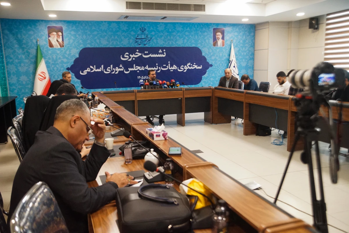 نشست صمیمی سخنگوی مجلس با خبرنگاران +تصاویر