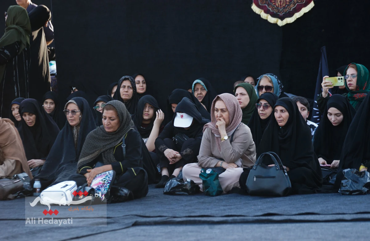 بزرگترین پرچم عزای حسینی در ایران به اهتزاز درآمد +تصاویر