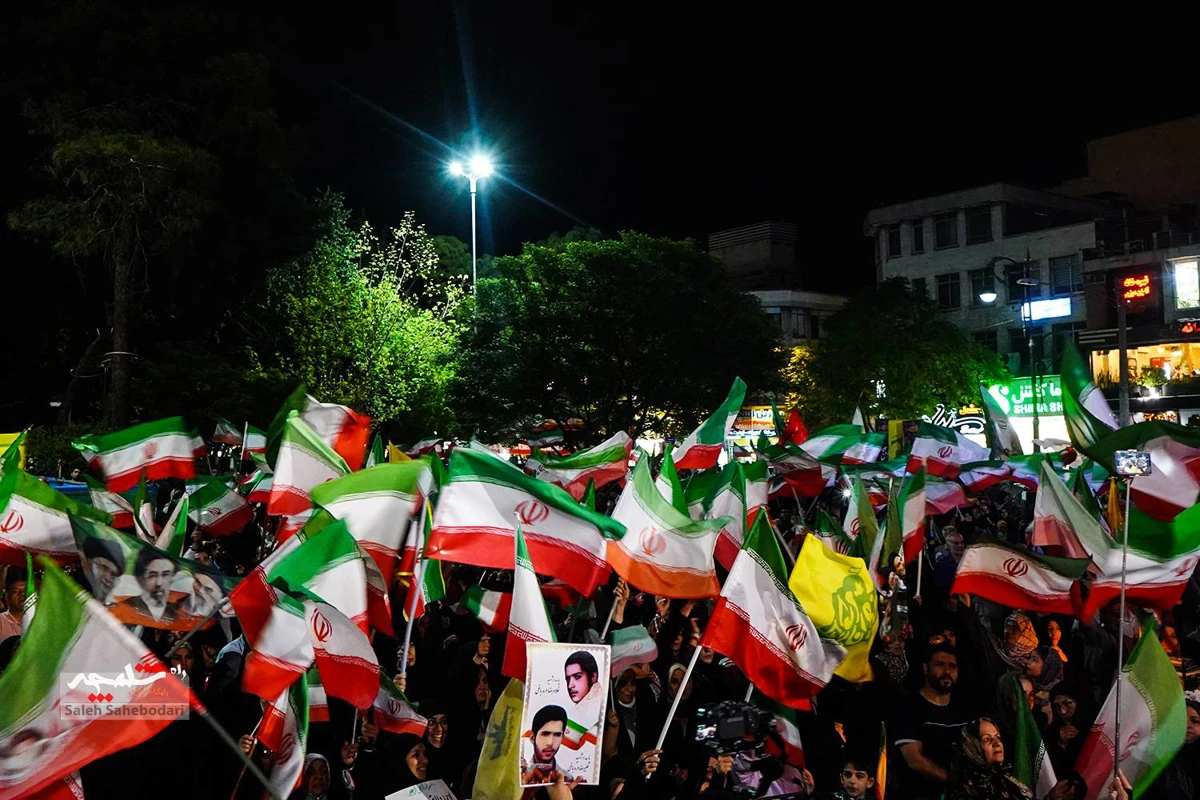 اجتماع شبانه مردمی همراه با جشن ازدواج +تصاویر