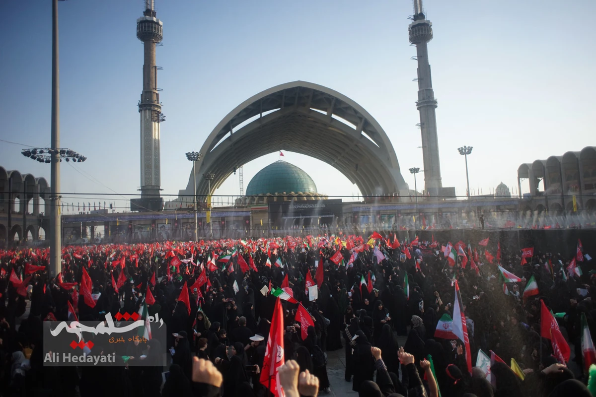 مصلی تهران، قلب تپنده ایران در سوگ رهبر شهید +تصاویر