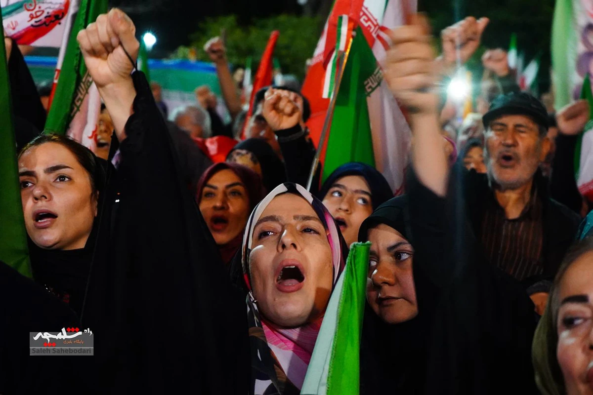 اجتماع شبانه مردمی همراه با جشن ازدواج +تصاویر