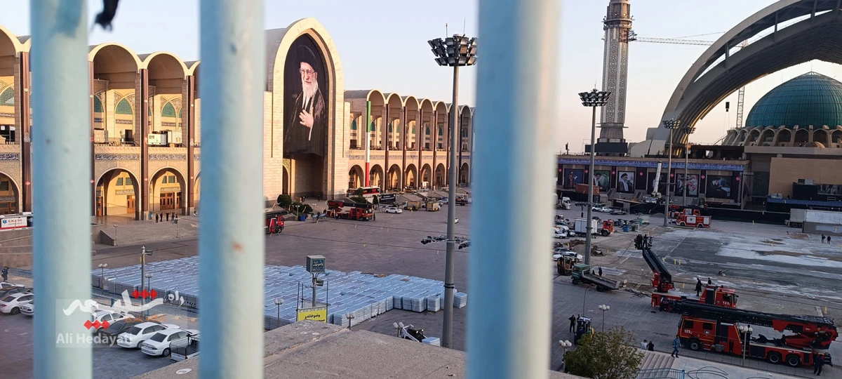 آماده سازی مصلی امام خمینی(ره) محل استقرار پیکر رهبر شهید انقلاب +تصاویر