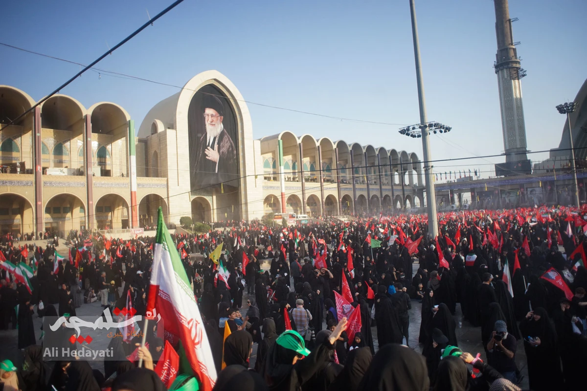 مصلی تهران، قلب تپنده ایران در سوگ رهبر شهید +تصاویر