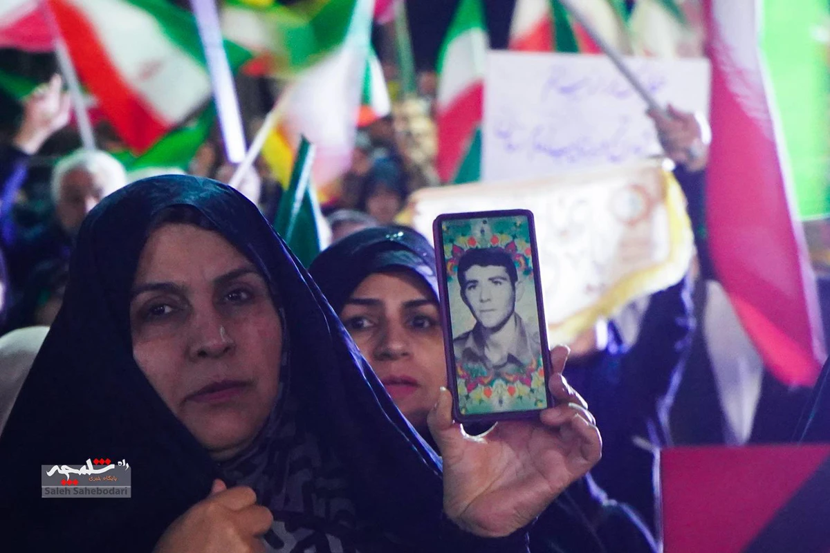 اجتماع شبانه مردمی همراه با جشن ازدواج +تصاویر