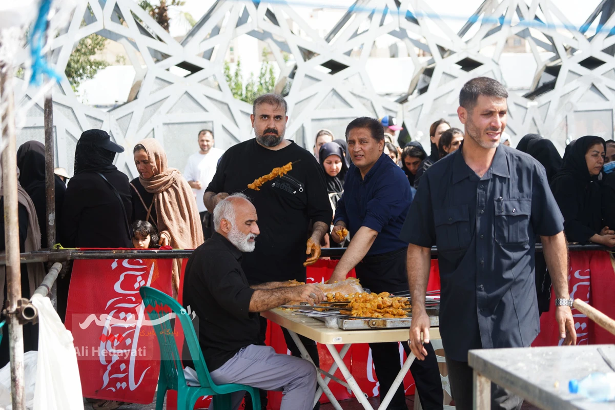 جوجه‌کباب نذری امام رضایی در میدان امام حسین(ع) +تصاویر
