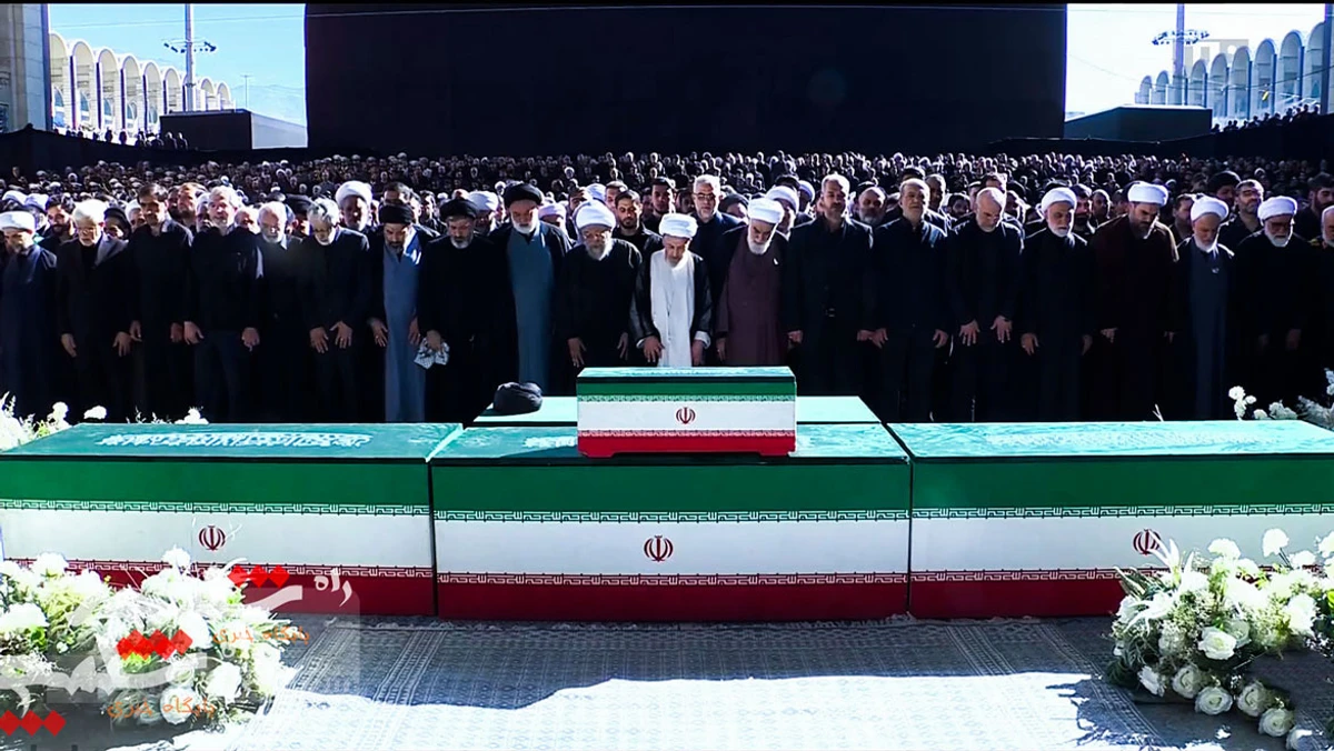 اقامه نماز بر پیکر رهبر شهید انقلاب با حضور فرزندان‌شان +تصاویر