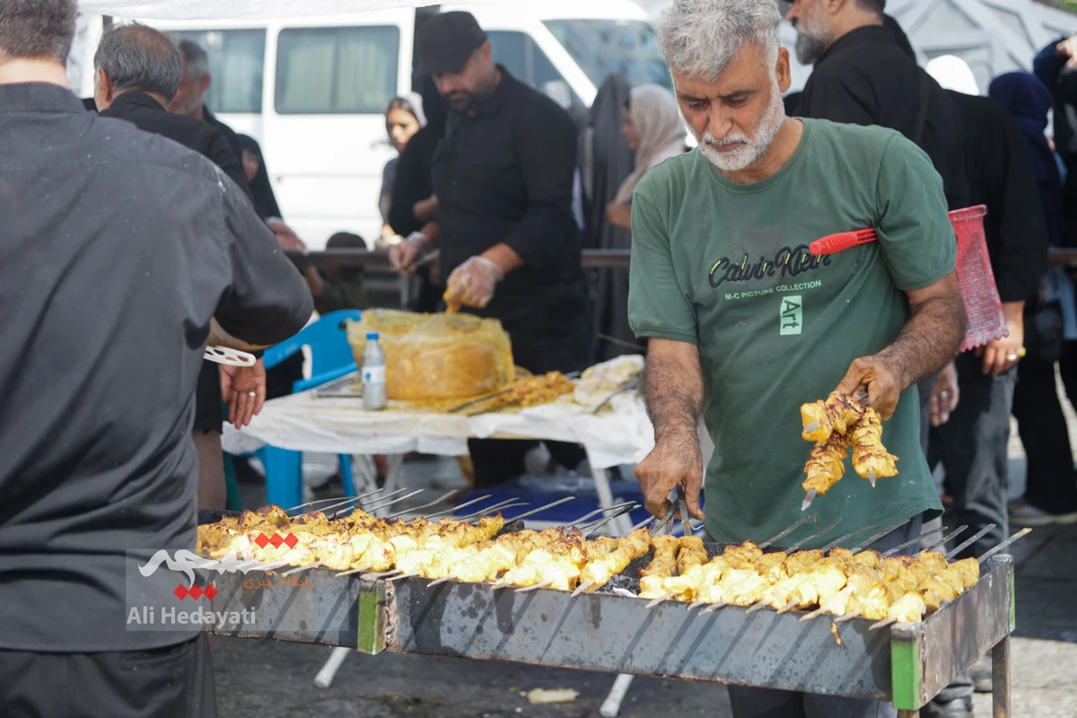 جوجه‌کباب نذری امام رضایی در میدان امام حسین(ع) +تصاویر