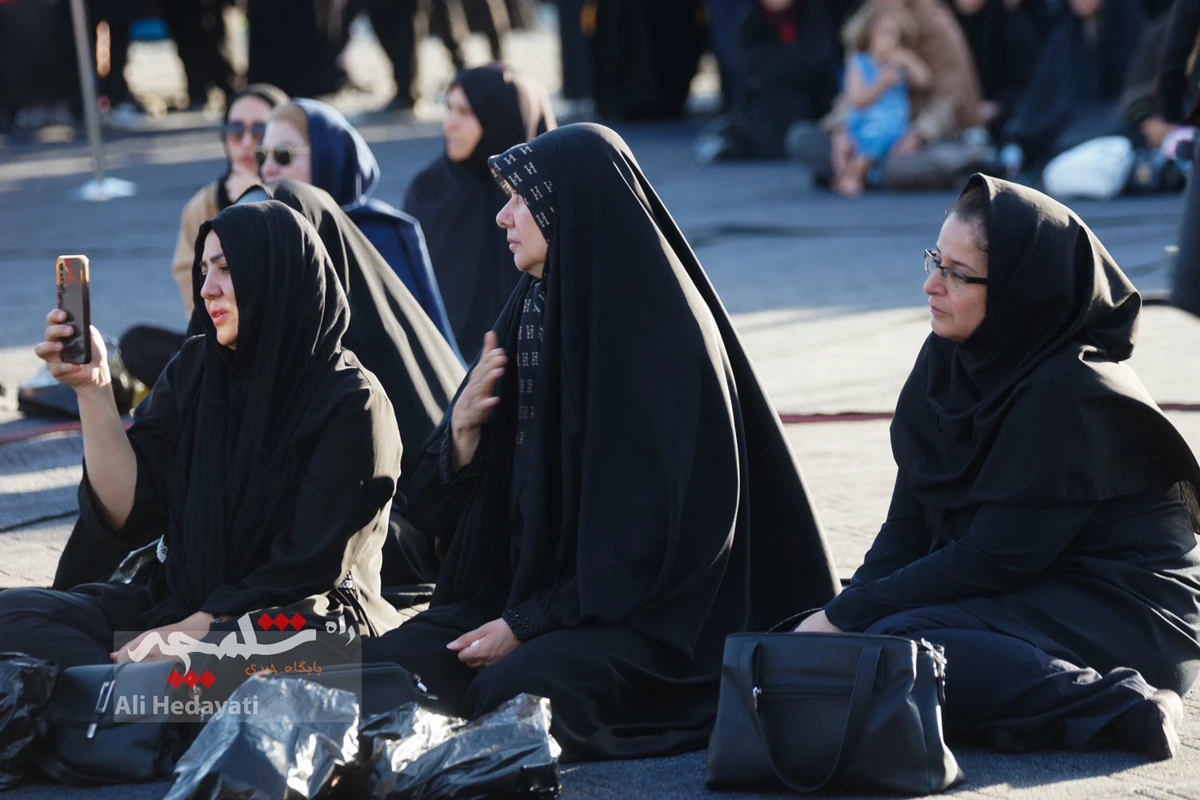 بزرگترین پرچم عزای حسینی در ایران به اهتزاز درآمد +تصاویر