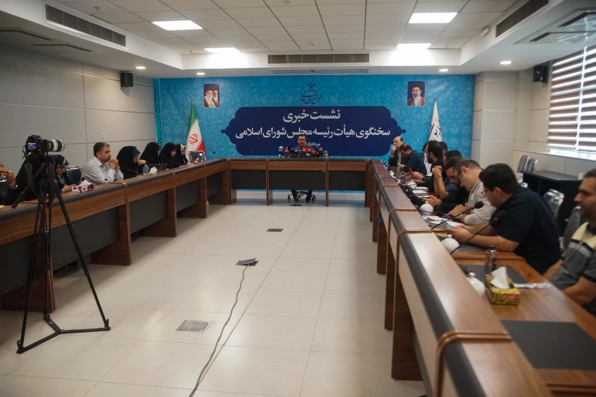 نشست صمیمی سخنگوی مجلس با خبرنگاران +تصاویر