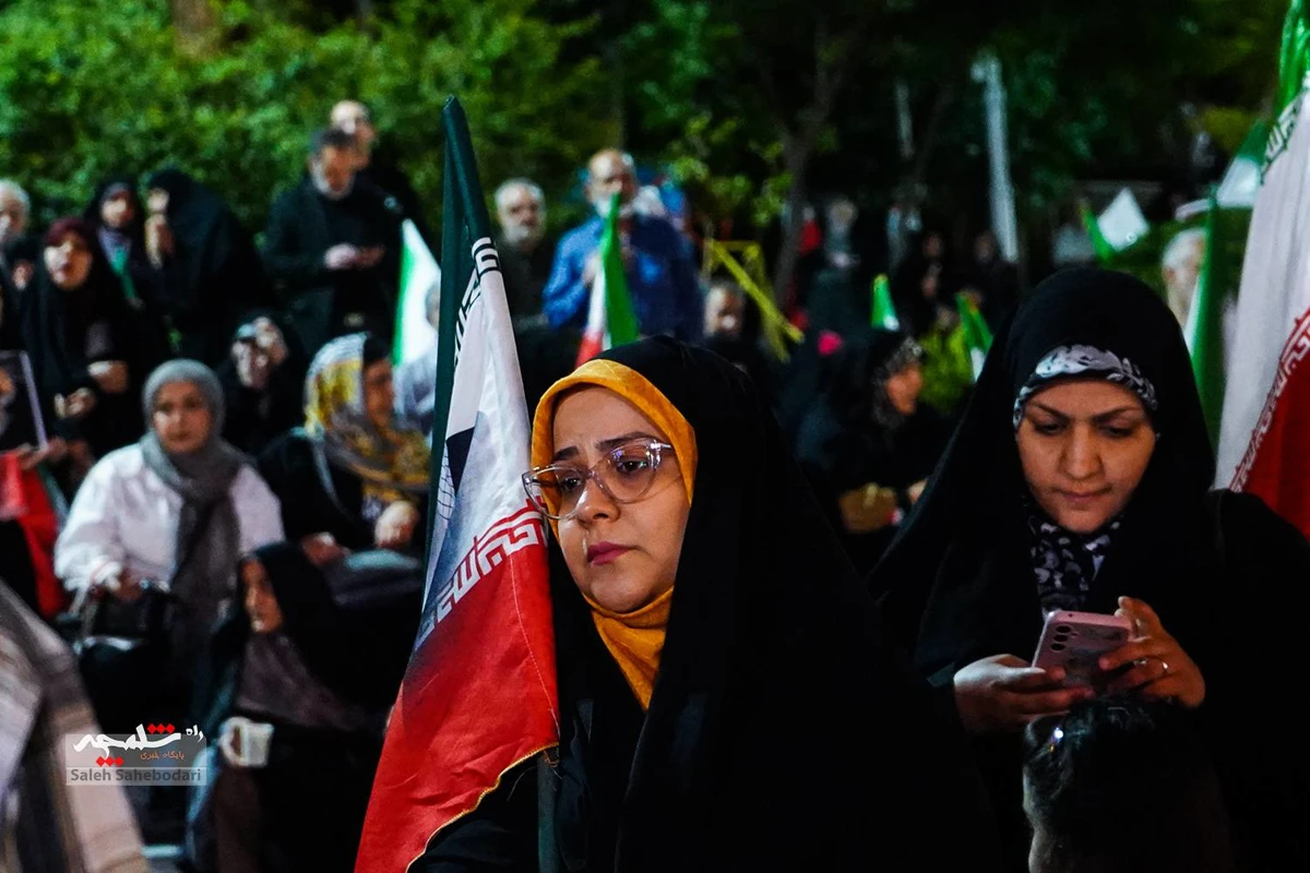 اجتماع شبانه مردمی همراه با جشن ازدواج +تصاویر