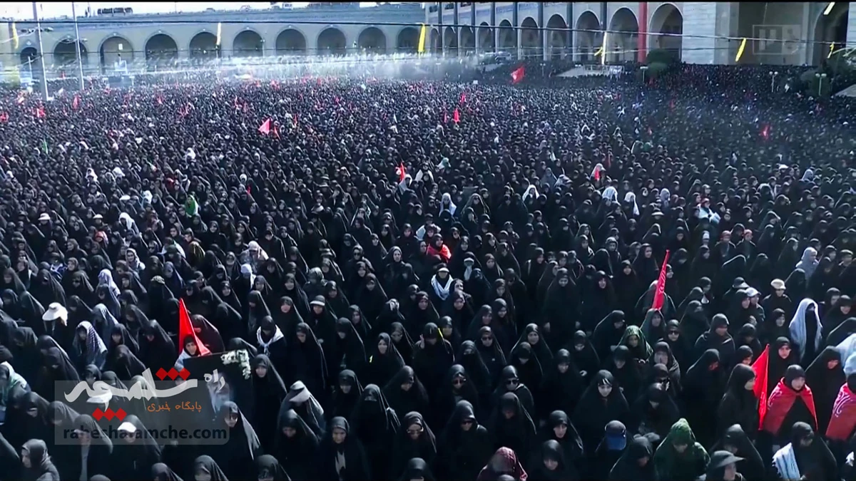 اقامه نماز بر پیکر رهبر شهید انقلاب با حضور فرزندان‌شان +تصاویر