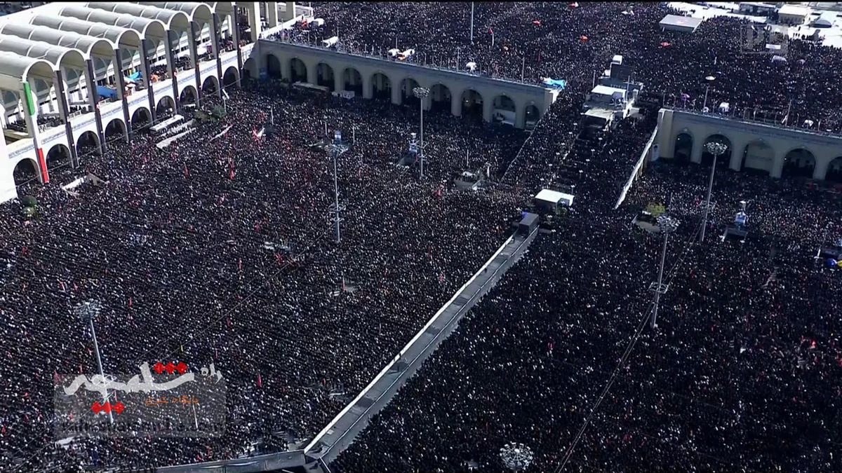 اقامه نماز بر پیکر رهبر شهید انقلاب با حضور فرزندان‌شان +تصاویر
