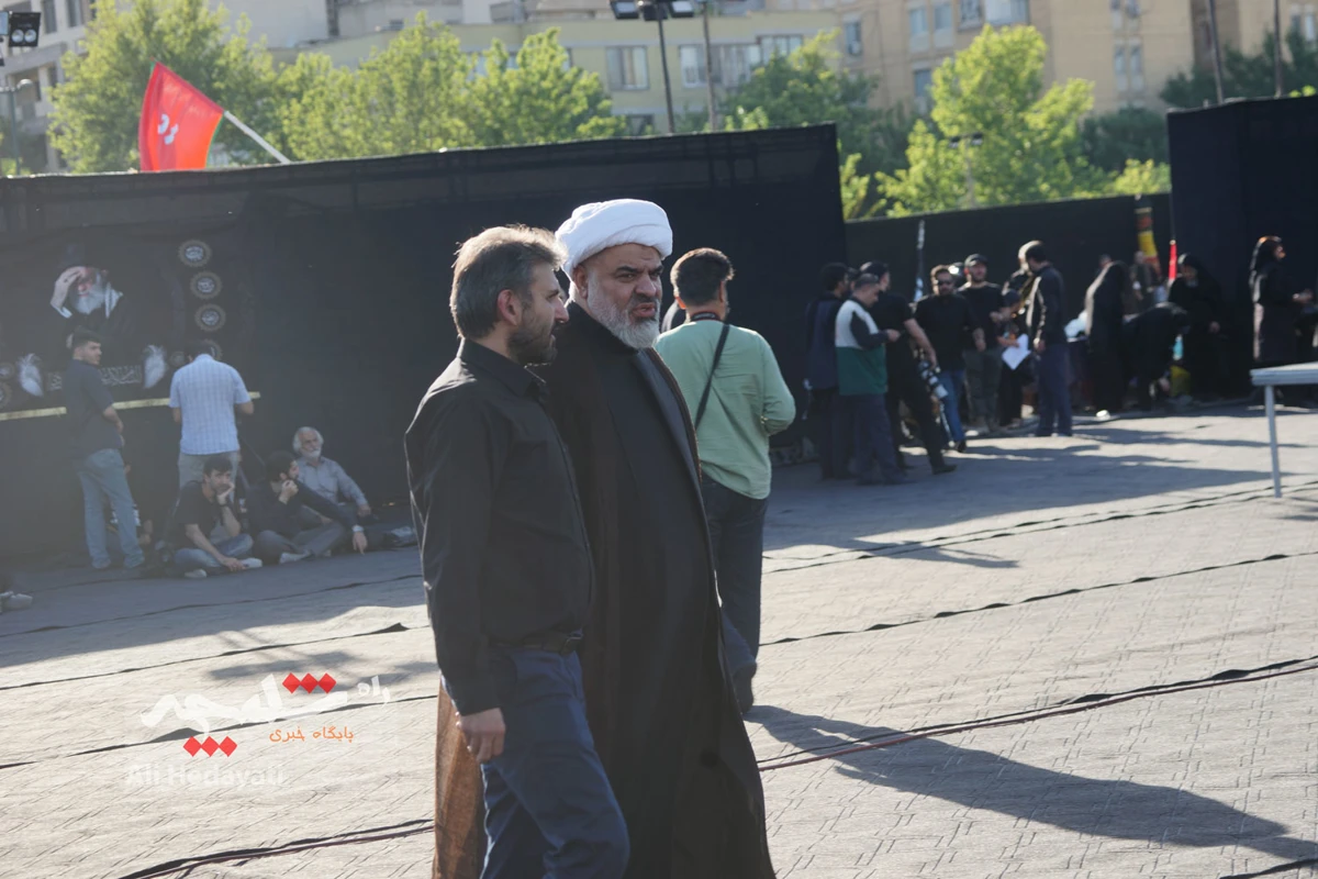 بزرگترین پرچم عزای حسینی در ایران به اهتزاز درآمد +تصاویر